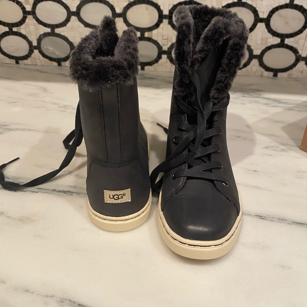 NWT Ugg Croft Lace Up Sneakers